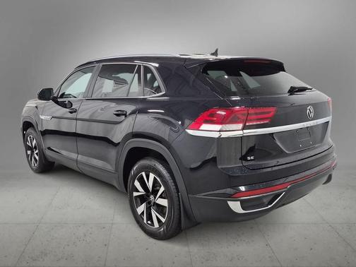 Deep Black Pearl 2022 Volkswagen Atlas Cross Sport 2.0T SE