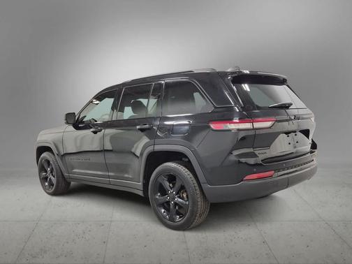 Diamond Black Crystal Pearlcoat 2023 Jeep Grand Cherokee Limited