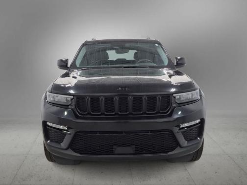 Diamond Black Crystal Pearlcoat 2023 Jeep Grand Cherokee Limited