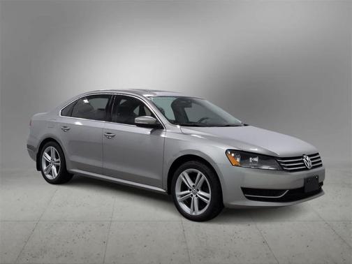 2014 Volkswagen Passat 1.8T Auto SE w/Sunroof & Nav