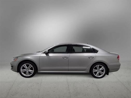 2014 Volkswagen Passat 1.8T Auto SE w/Sunroof & Nav