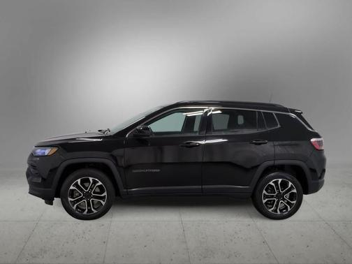 Diamond Black Crystal Pearlcoat 2023 Jeep Compass Limited