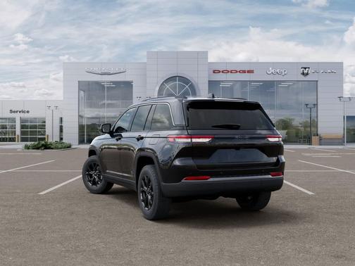 Diamond Black Crystal Pearlcoat 2026 Jeep Grand Cherokee Altitude