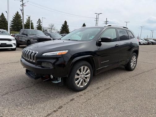 Diamond Black Crystal Pearlcoat 2018 Jeep Cherokee Overland