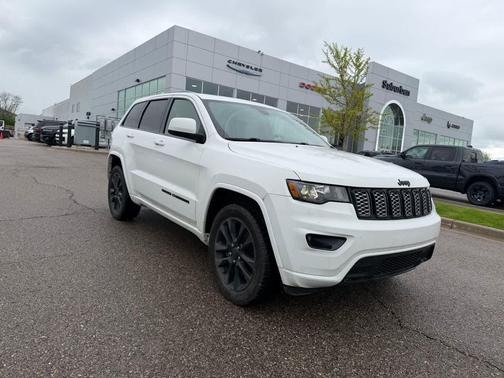 Bright White Clearcoat 2021 Jeep Grand Cherokee Laredo