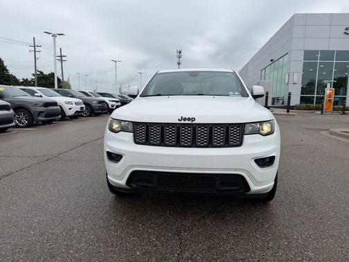 Bright White Clearcoat 2021 Jeep Grand Cherokee Laredo