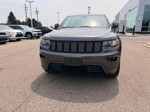 Granite Crystal Metallic Clearcoat 2019 Jeep Grand Cherokee Altitude