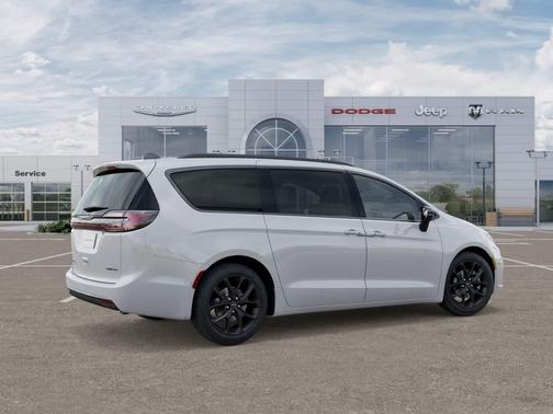 Bright White Clearcoat 2026 Chrysler Pacifica Limited
