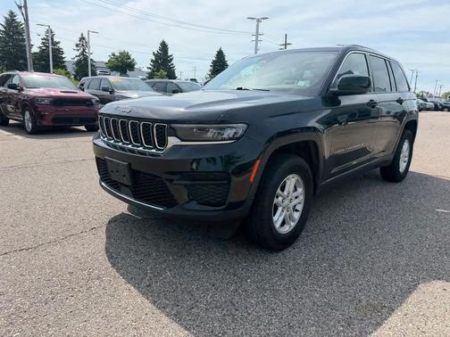 Diamond Black Crystal Pearlcoat 2023 Jeep Grand Cherokee Laredo