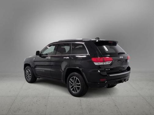Diamond Black Crystal Pearlcoat 2019 Jeep Grand Cherokee Overland
