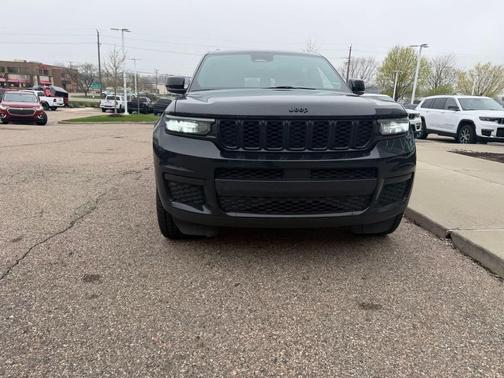Diamond Black Crystal Pearlcoat 2022 Jeep Grand Cherokee L Altitude