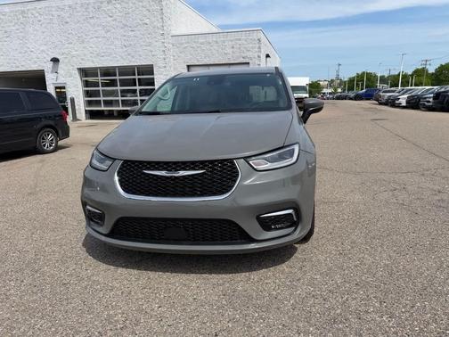 Ceramic Gray Clearcoat 2023 Chrysler Pacifica Touring L