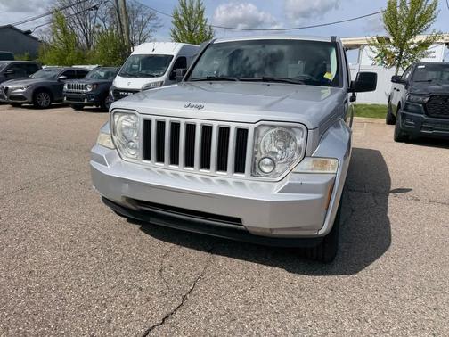 Bright Silver Metallic Clearcoat 2009 Jeep Liberty Sport