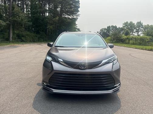2022 Toyota Sienna XLE 8 Passenger