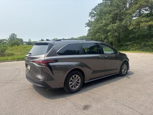 2022 Toyota Sienna XLE 8 Passenger
