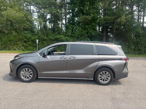 2022 Toyota Sienna XLE 8 Passenger