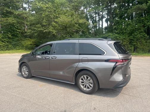 2022 Toyota Sienna XLE 8 Passenger