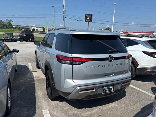 2022 Nissan Pathfinder SL 4WD