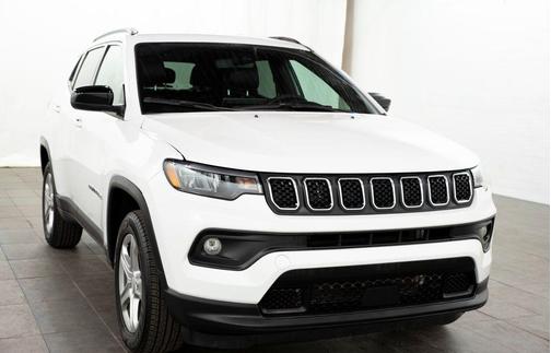 Bright White Clearcoat 2024 Jeep Compass Latitude