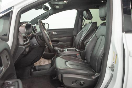 Bright White Clearcoat 2025 Chrysler Pacifica Select