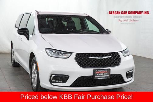 Bright White Clearcoat 2025 Chrysler Pacifica Select