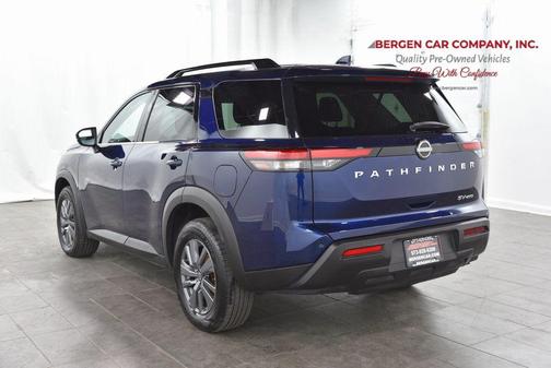 2023 Nissan Pathfinder SV