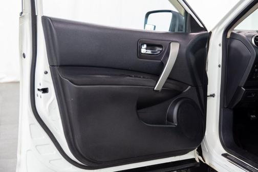 Pearl White 2012 Nissan Rogue SV