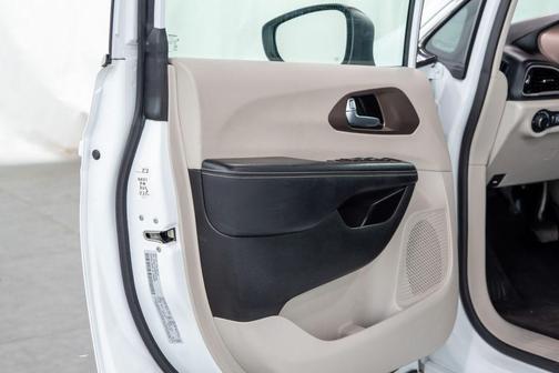 Bright White Clearcoat 2023 Chrysler Voyager LX