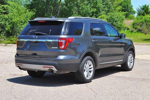 White Platinum Metallic Tri-Coat 2017 Ford Explorer XLT