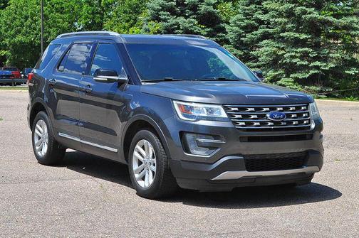 White Platinum Metallic Tri-Coat 2017 Ford Explorer XLT