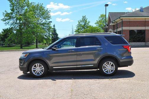 White Platinum Metallic Tri-Coat 2017 Ford Explorer XLT