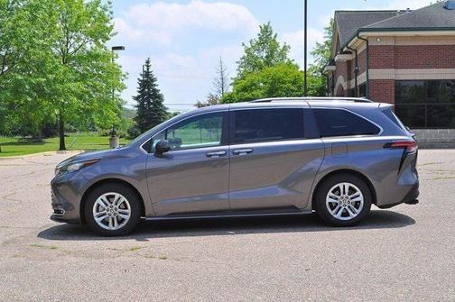 2022 Toyota Sienna XLE 7 Passenger