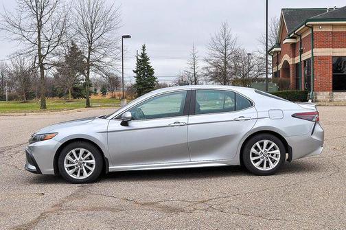Celestial Silver Metallic 2023 Toyota Camry SE