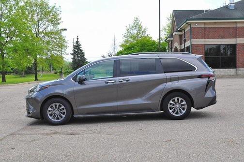 2024 Toyota Sienna XLE 8 Passenger