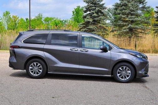 2024 Toyota Sienna XLE 8 Passenger