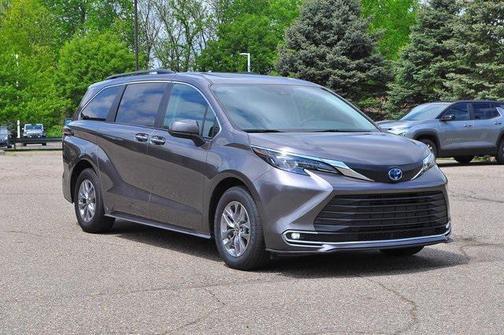 2024 Toyota Sienna XLE 8 Passenger