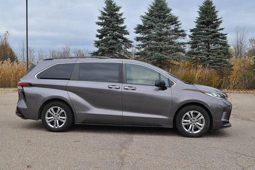 2022 Toyota Sienna XSE 7 Passenger