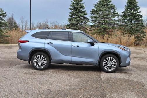 2023 Toyota Highlander Hybrid Platinum