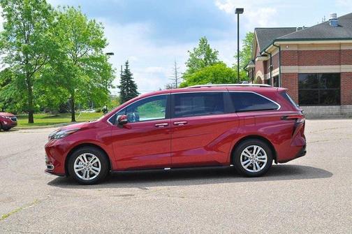 2024 Toyota Sienna Platinum 7 Passenger