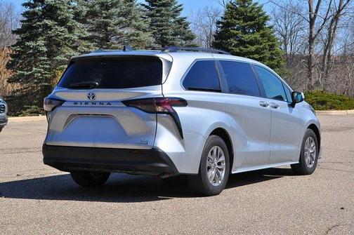 2023 Toyota Sienna XLE 8 Passenger