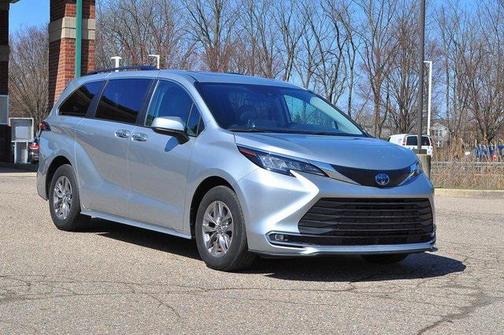 2023 Toyota Sienna XLE 8 Passenger