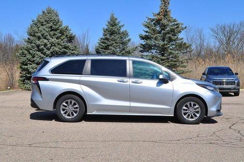2023 Toyota Sienna XLE 8 Passenger