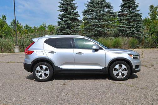 Bright Silver Metallic 2019 Volvo XC40 T5 Momentum