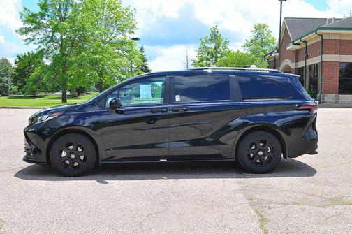 Midnight Black Metallic 2025 Toyota Sienna Woodland Edition