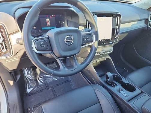 2025 Volvo XC40 Core