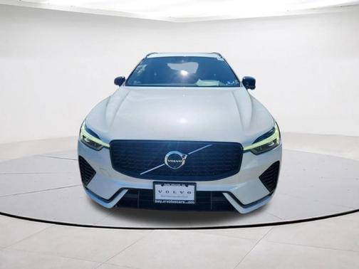 Crystal White Metallic 2024 Volvo XC60 B5 Plus Dark Theme