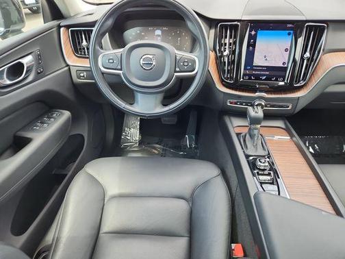 Onyx Black Metallic 2021 Volvo XC60 T5 Momentum