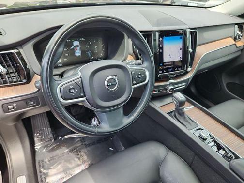 Onyx Black Metallic 2021 Volvo XC60 T5 Momentum