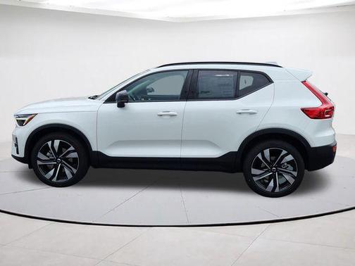 Crystal White 2026 Volvo XC40 B5 Ultra