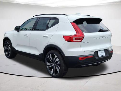 Crystal White 2026 Volvo XC40 B5 Ultra